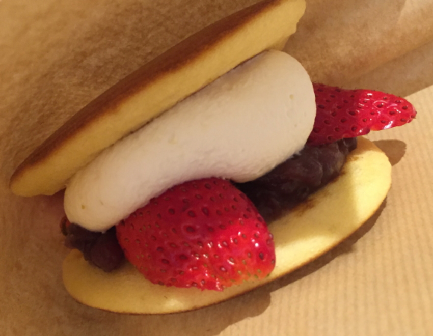 ラコリーナ近江八幡　生どら焼き　いちご